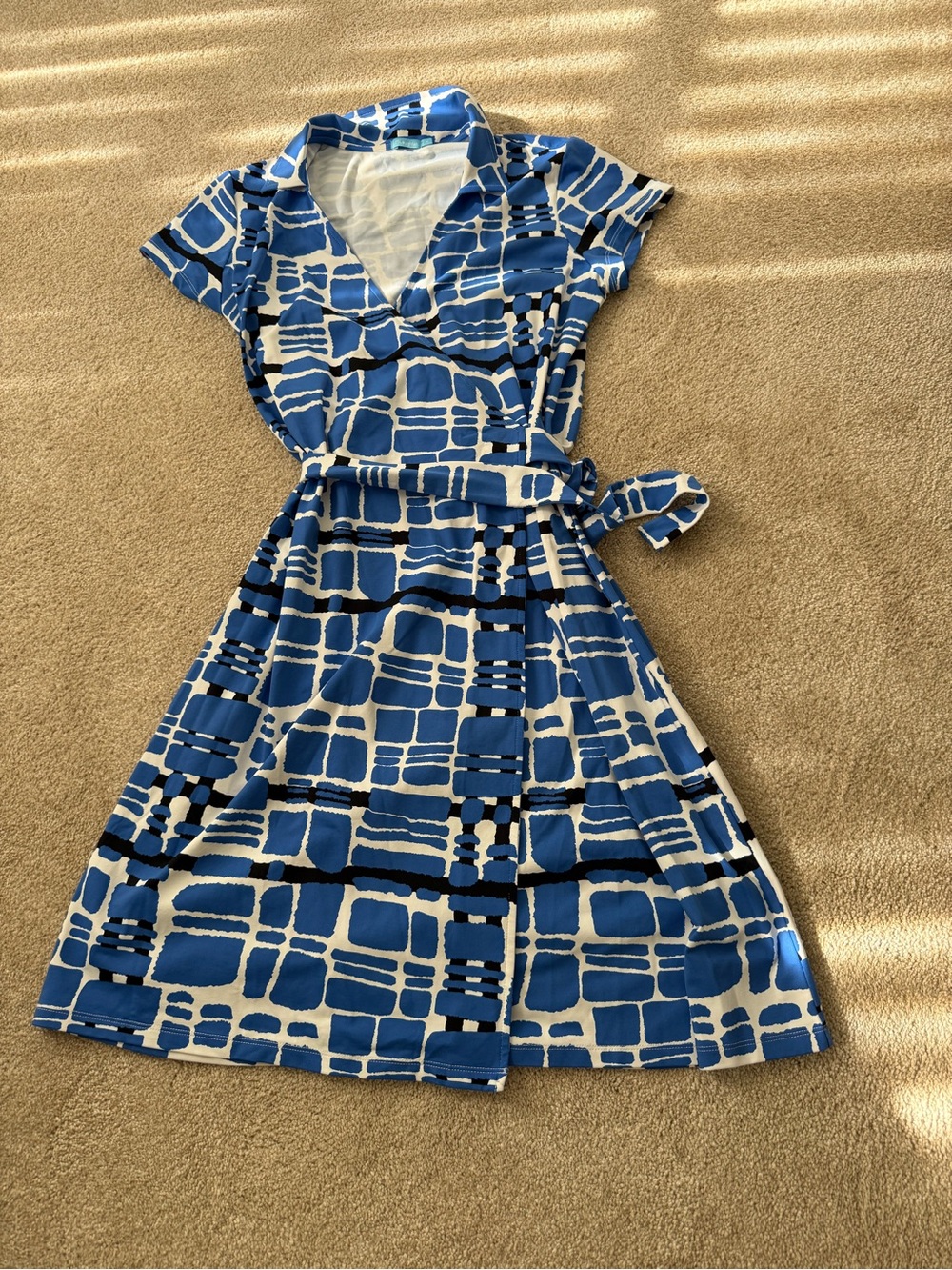 J McLaughlin Size Medium Blue Geo Print Wrap Dress